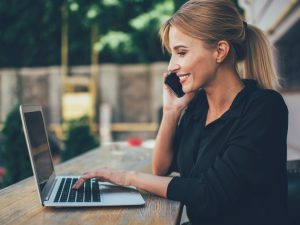 Mujer consultando cómo comprar un departamento.